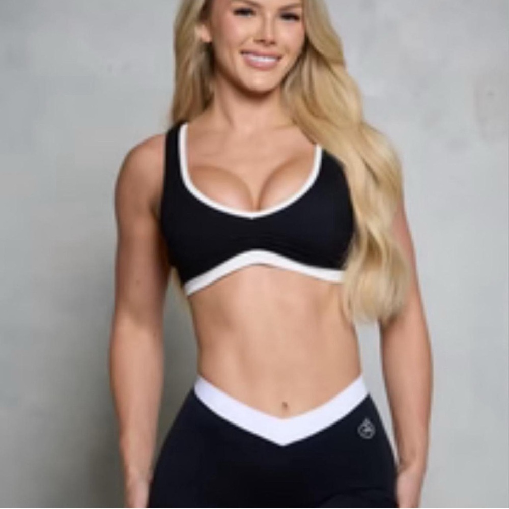 Pcheebum Black and White Racerback Sports Bra Size Small